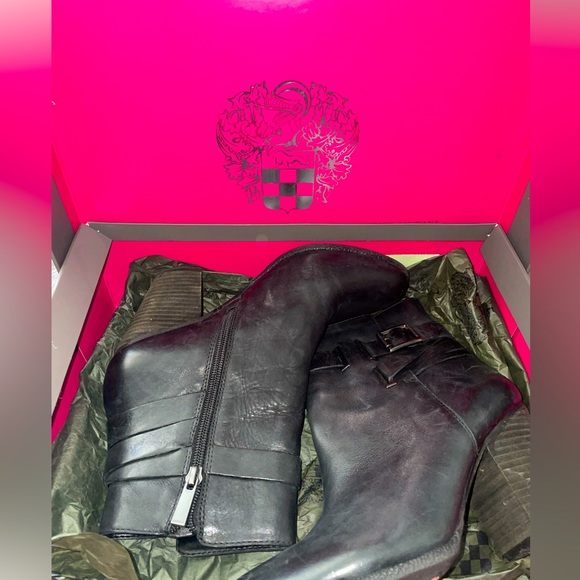 Black Leather Vince Camuto Women’s Booties size 8 - Picture 3 of 4